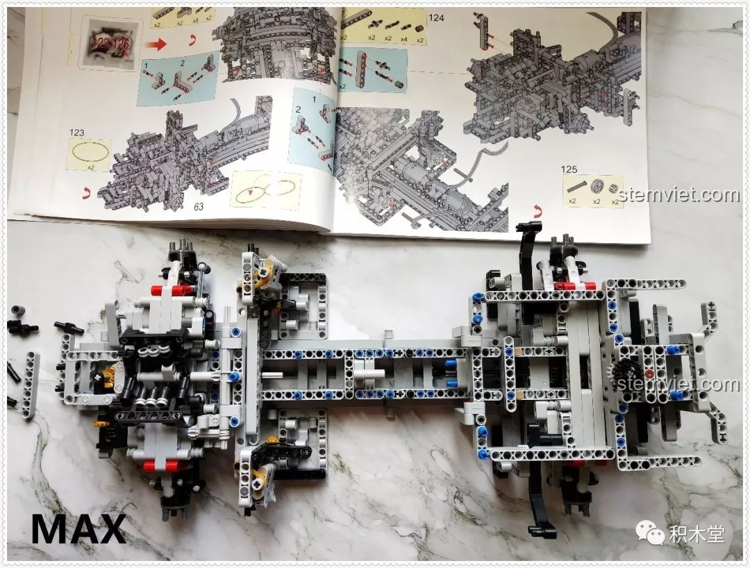 Khung gầm của bộ lắp ráp Qizhile 23010 Nissan GT-R gần như hoàn chỉnh, sẵn sàng cho việc lắp đặt phần thân vỏ.