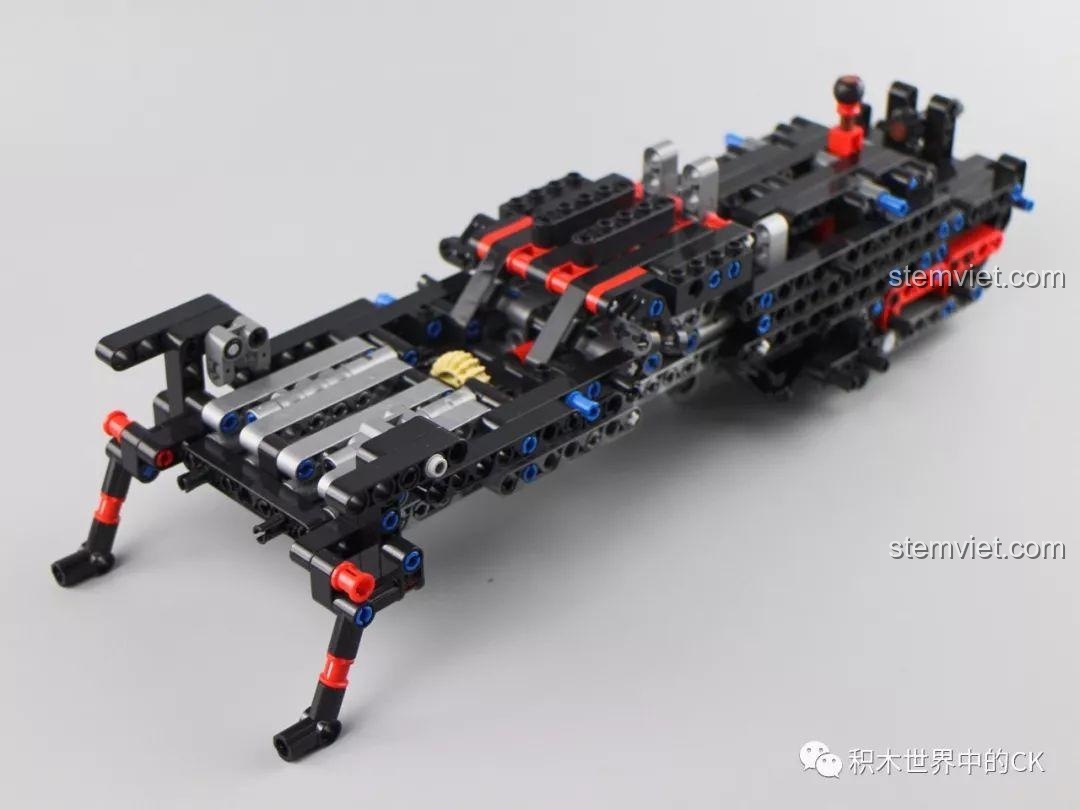 Khung gầm và động cơ của xe Mercedes G63 AMG 6x6 901 sau khi hoàn thành bước lắp ráp đầu tiên.