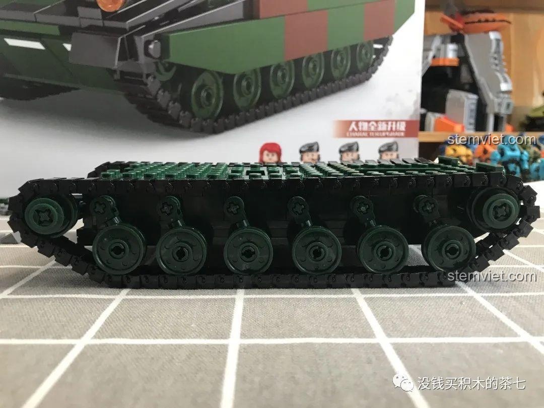 Khung gầm hoàn chỉnh với xích xe của bộ lắp ráp JiaZhi SY0102 Xe Tăng Chủ Lực Leclerc, tổng thể ấn tượng.