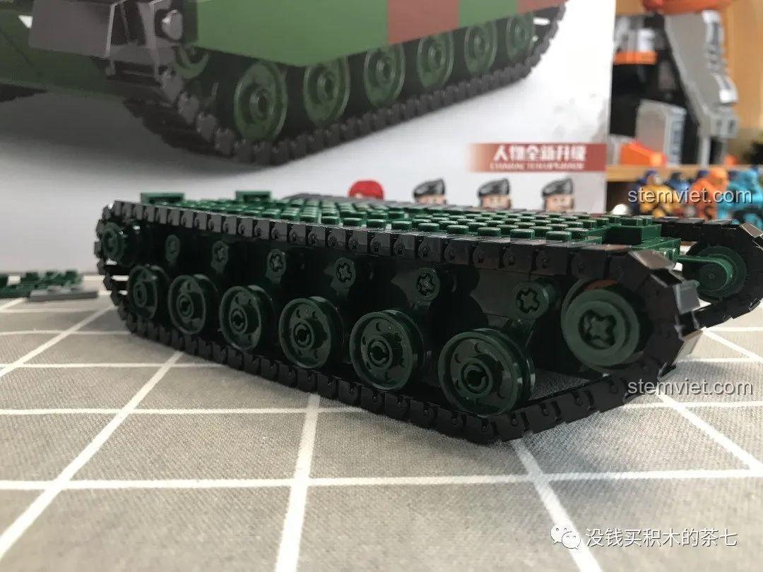 Góc nhìn nghiêng khung gầm bộ lắp ráp JiaZhi Tank 0102 Xe Tăng Chủ Lực Leclerc, thể hiện cấu trúc xích.