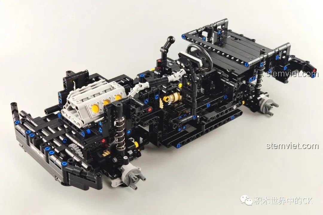 Toàn cảnh khung gầm của xe địa hình Jeep Wrangler sau khi hoàn thành, sẵn sàng để lắp ráp phần thân vỏ.