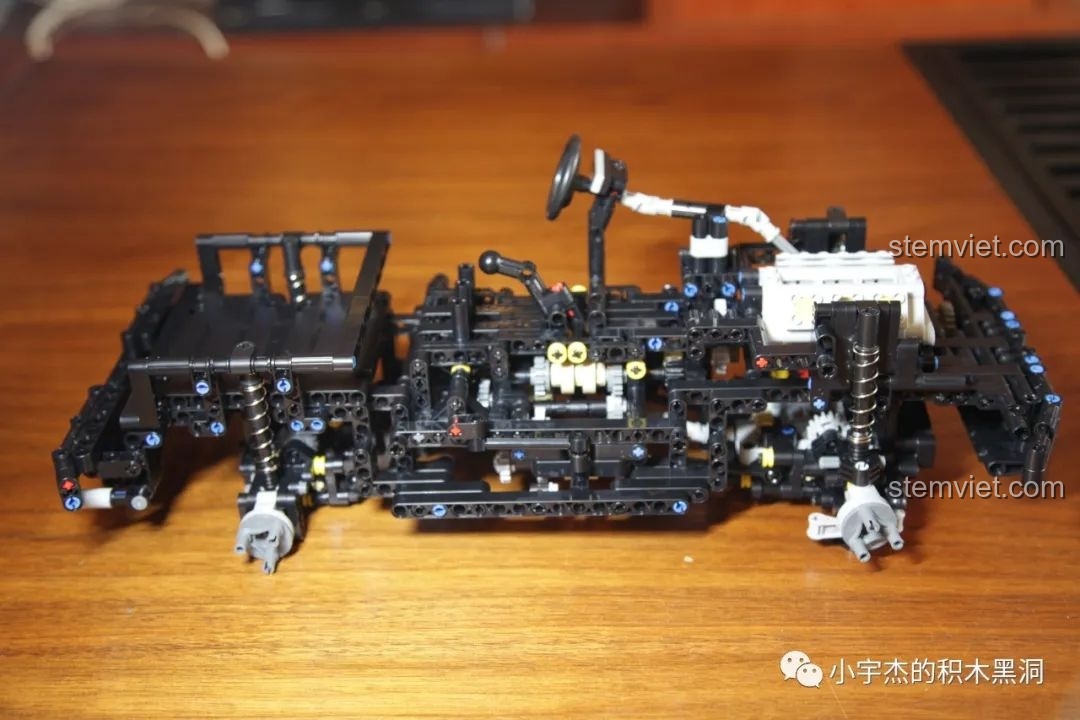 Bộ khung gầm hoàn chỉnh của mô hình Jeep Rubicon Mould King 13124 sau khi lắp xong gói số 3.