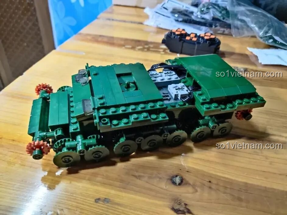 Phần khung gầm của xe tăng Sluban T-14 Armata đã hoàn thành với đầy đủ bánh xe và hệ thống động cơ.