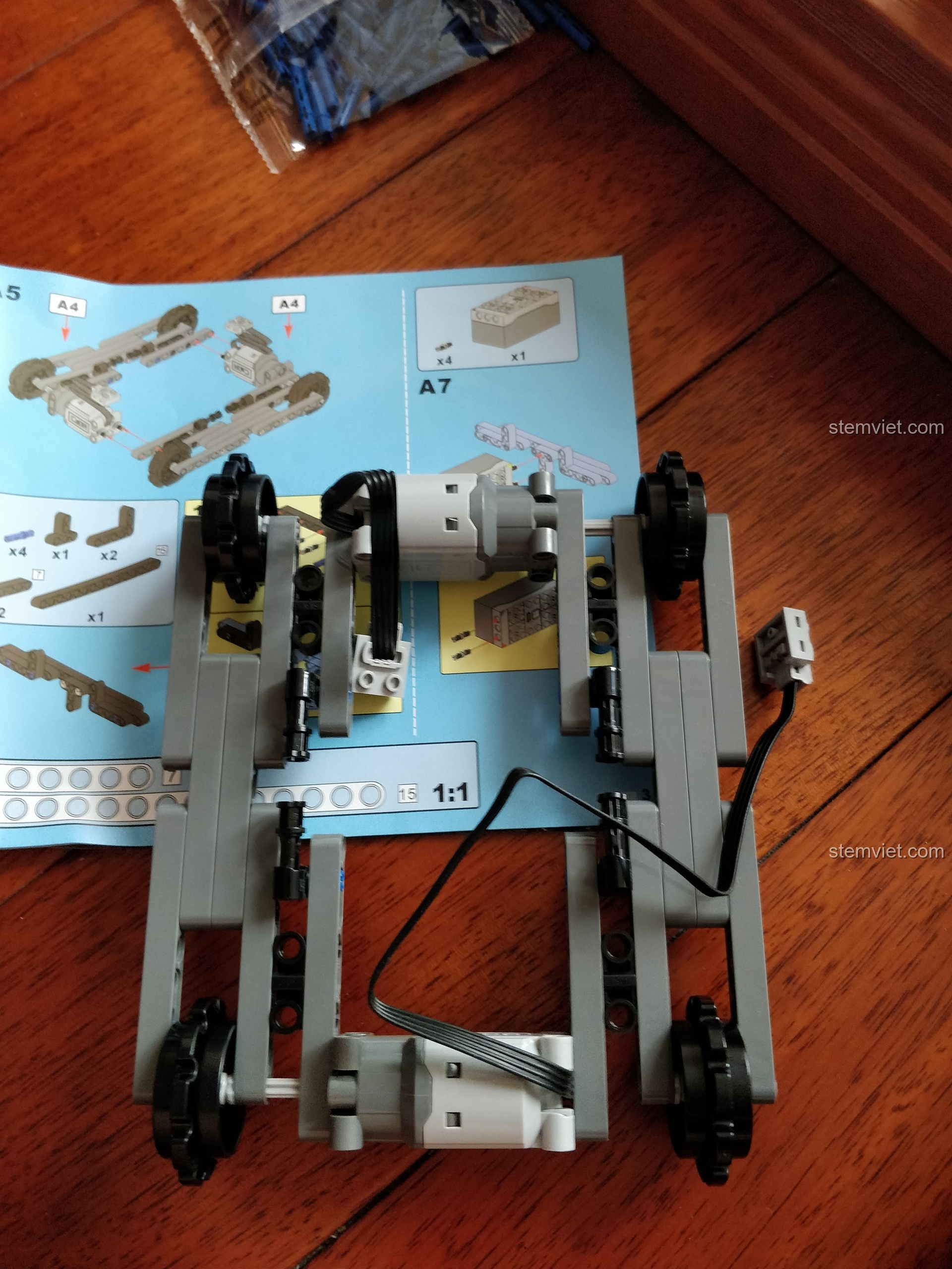 Khung gầm hoàn chỉnh với hai động cơ L của bộ lắp ráp Mô hình máy xúc điều khiển từ xa cho bé 6+.