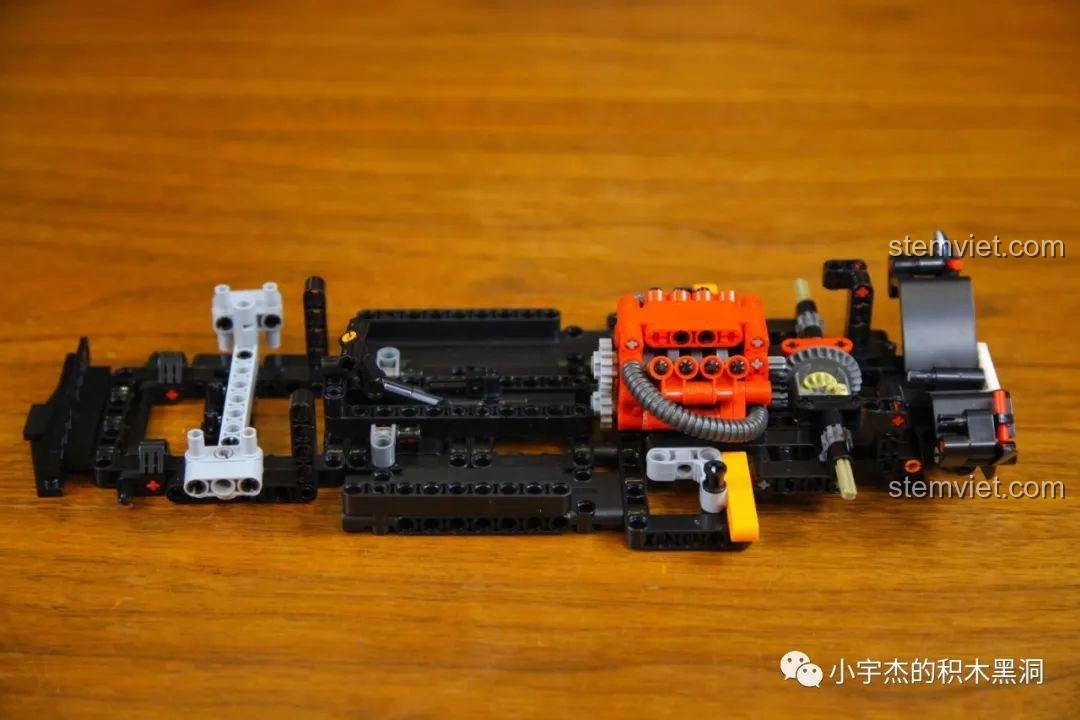 Khung gầm và động cơ của mô hình Cada 8602 McLaren P1 đã được lắp ráp, sẵn sàng cho các bước tiếp theo.