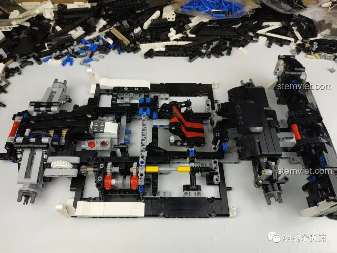 Khung gầm xe CaDA C61016 gần hoàn thiện, sẵn sàng để lắp các tấm thân vỏ.