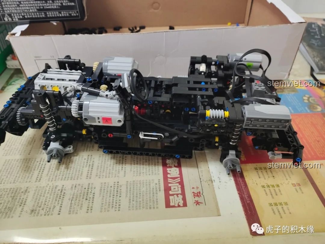 Khung gầm xe Mould King 13124D đã lắp ráp xong, chuẩn bị cho công đoạn lắp vỏ xe.