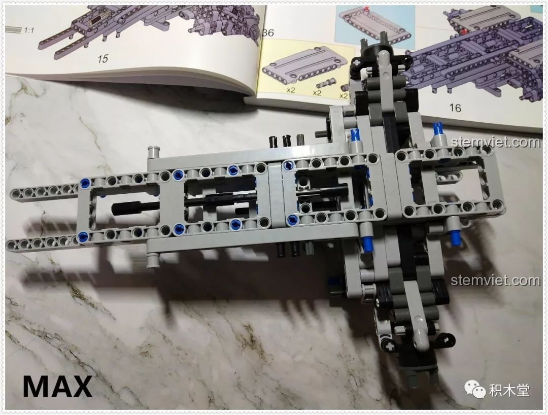 Khung gầm cơ bản của bộ lắp ráp Qizhile 23010 Nissan GT-R đã hoàn thiện một phần, sẵn sàng cho các bước tiếp theo.