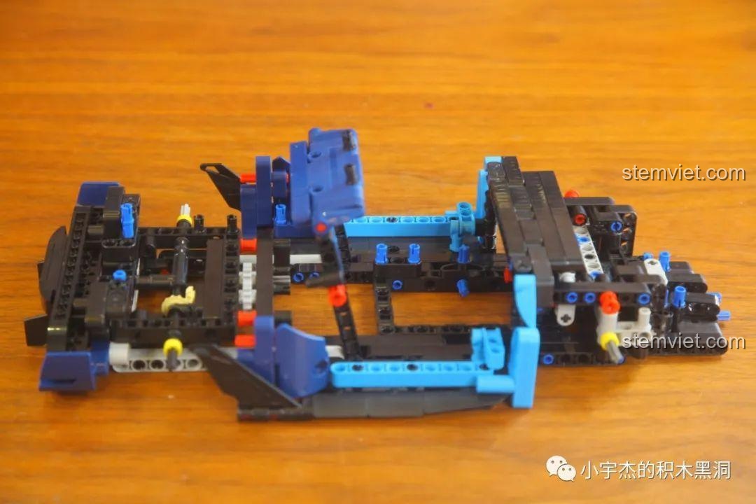 Khung gầm của mô hình xe đua Bugatti KBOX 10213 sau khi hoàn thành giai đoạn lắp ráp đầu tiên, rất chắc chắn.