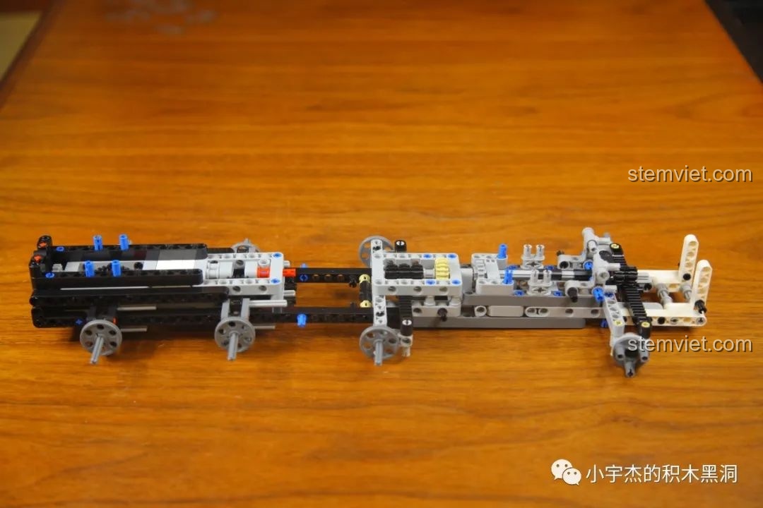 Tiến độ lắp ráp khung gầm kép của bộ đồ chơi mô hình Xe Tải Mercedes-Benz ShineYU YC-QC007, cho thấy cấu trúc vững chắc.