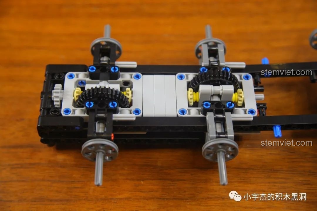 Khung gầm và hệ thống khóa vi sai của bộ lắp ghép ShineYU YC QC007 đang được lắp ráp, thể hiện cấu trúc kỹ thuật phức tạp.