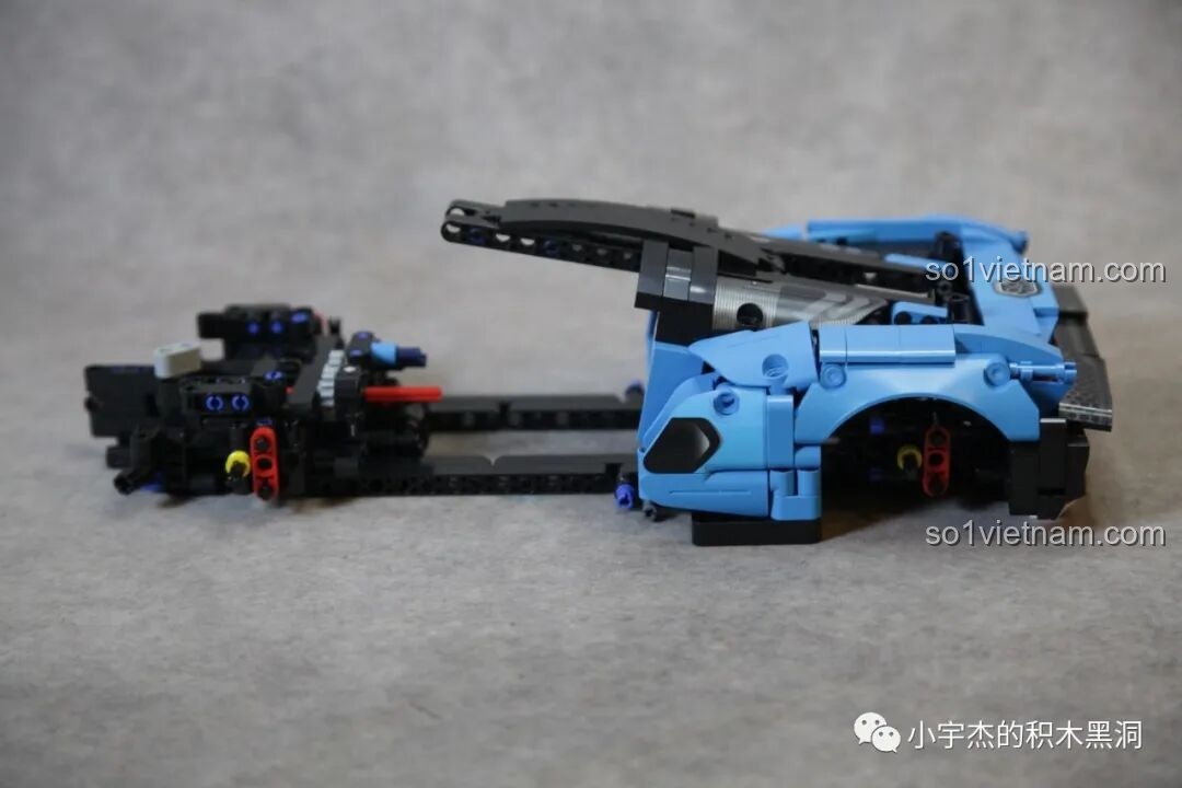 Khung gầm của mô hình McLaren Senna GTR 673002 đang dần hoàn thiện, thể hiện cấu trúc chắc chắn.