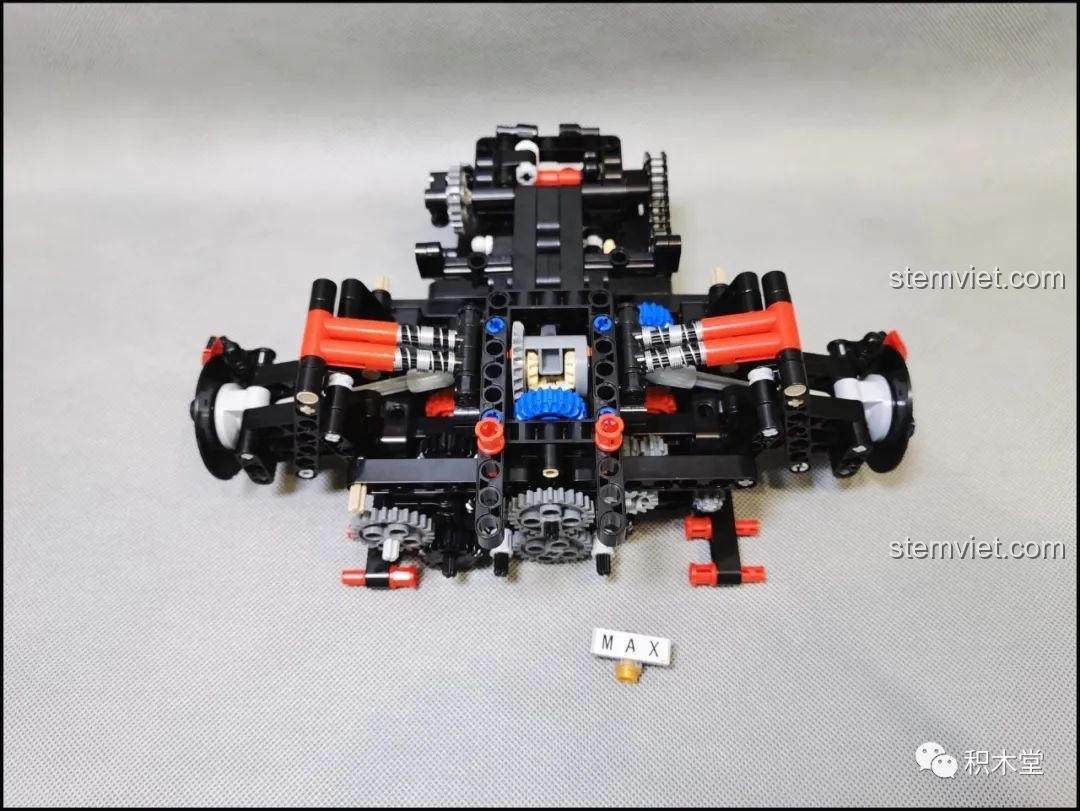 Khung gầm và hệ thống truyền động của đồ chơi xây dựng Mô hình Lamborghini Centenario 1:8 đang dần hoàn thiện.