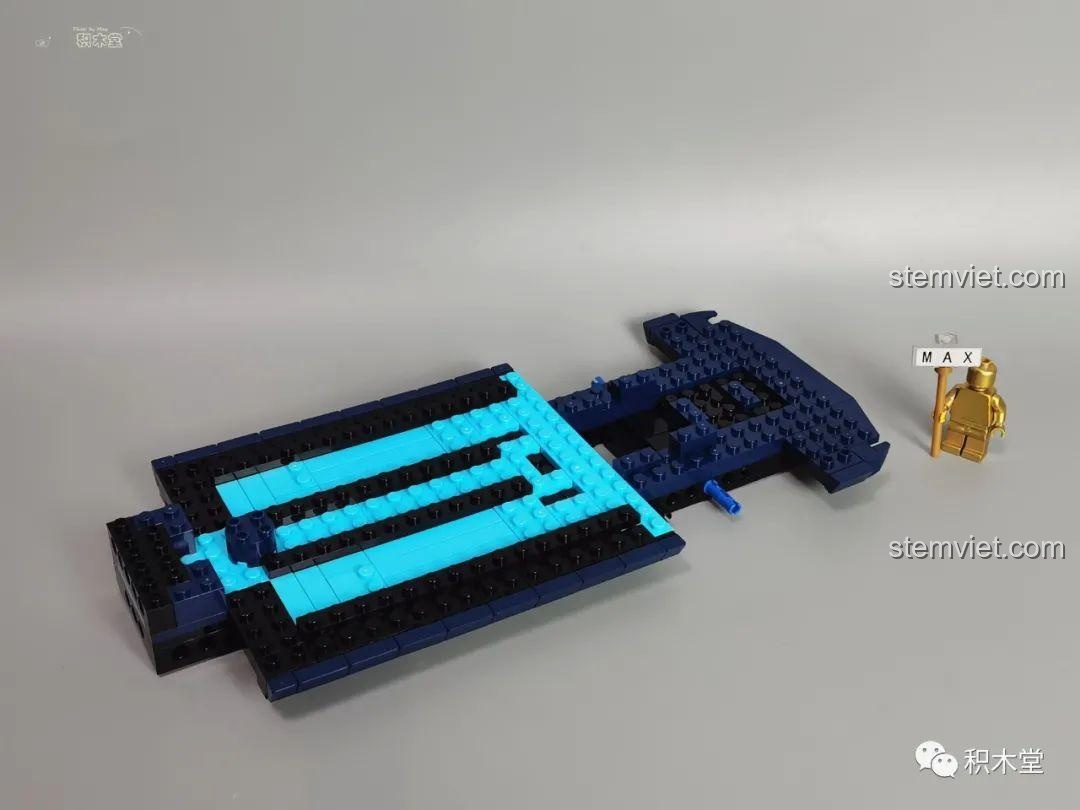 Khung gầm của Mould King 10017 Rolls-Royce Cullinan đang được lắp ráp với các mảnh màu xanh dương.