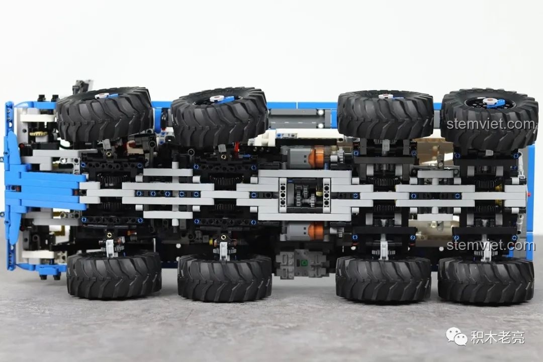 Góc nhìn từ dưới lên của khung gầm xe tải Mould King 13144 Tatra T813 8x8 PROFA, thể hiện chi tiết hệ thống treo và truyền động.