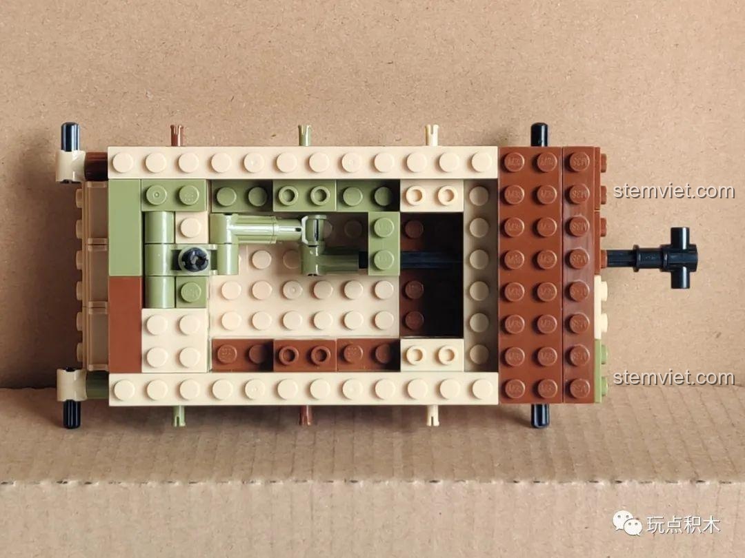 Góc nhìn từ trên xuống của khung xe tăng StuG III sau bước lắp ráp đầu tiên từ bộ Sluban M38-B0858.