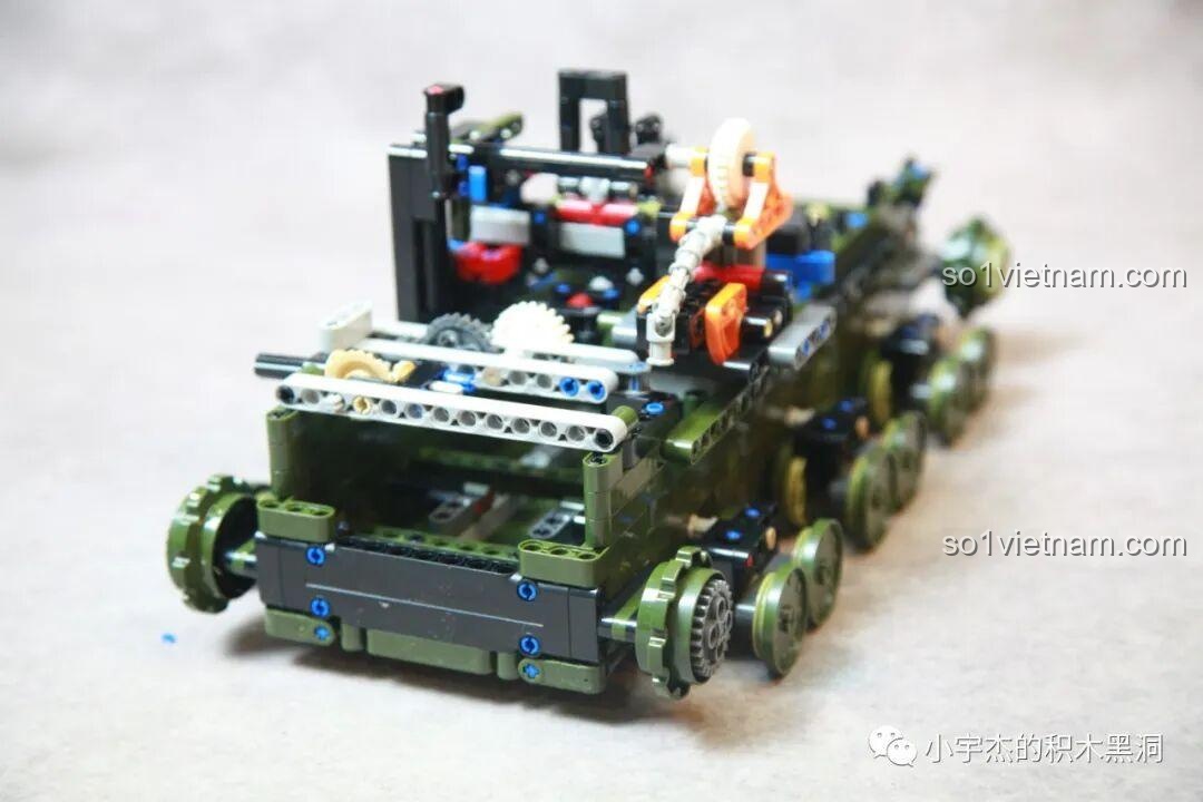 Góc nhìn bên cạnh khung gầm Taigao Le T4012 Xe Tăng Ferdinand đã hoàn thiện, thể hiện cấu trúc Technic phức tạp.