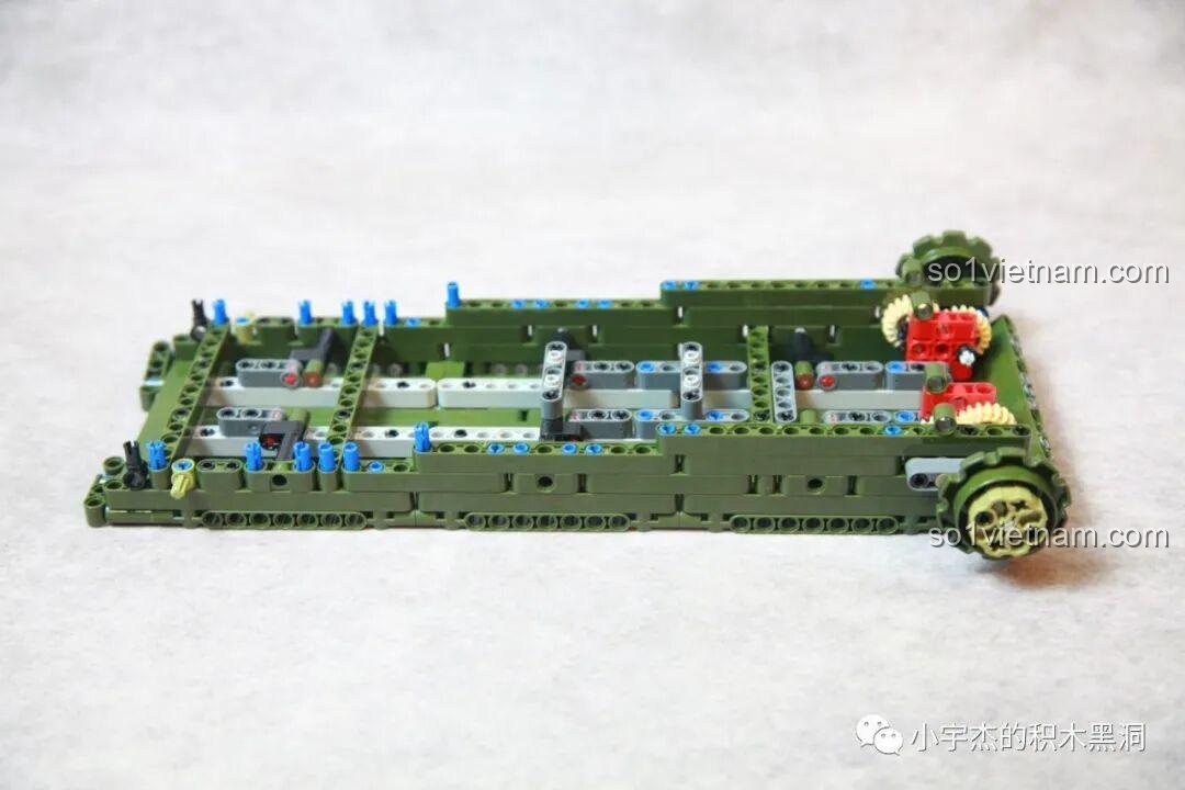 Khung gầm của Taigao Le T4012 Xe Tăng Ferdinand dần hiện rõ, cho thấy sự vững chắc và chi tiết của cấu trúc Technic.