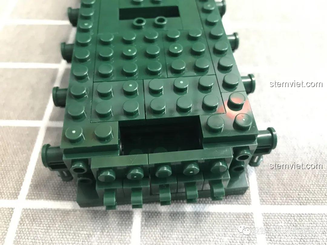 Chi tiết phần trước khung gầm bộ lắp ráp JiaZhi 0102 Xe Tăng Chủ Lực Leclerc, có khoảng trống cần lưu ý.