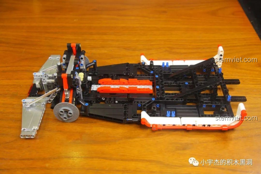 Hoàn thành bước đầu tiên với khung gầm và hệ thống treo sau của mô hình xe đua công nghệ cao BrickCool KC010.