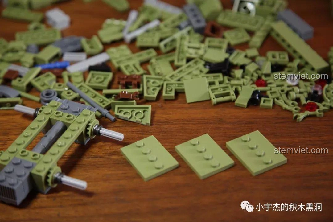 Phần khung gầm xe bọc thép Panlos Brick 631007 đang được lắp ráp, với các tấm ốp bên hông.