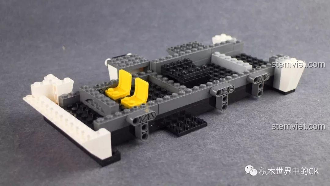 Khung gầm xe bọc thép đang được lắp ráp trong bộ đồ chơi Qman 3209 Xe Bọc Thép Tấn Công ThunderMission.