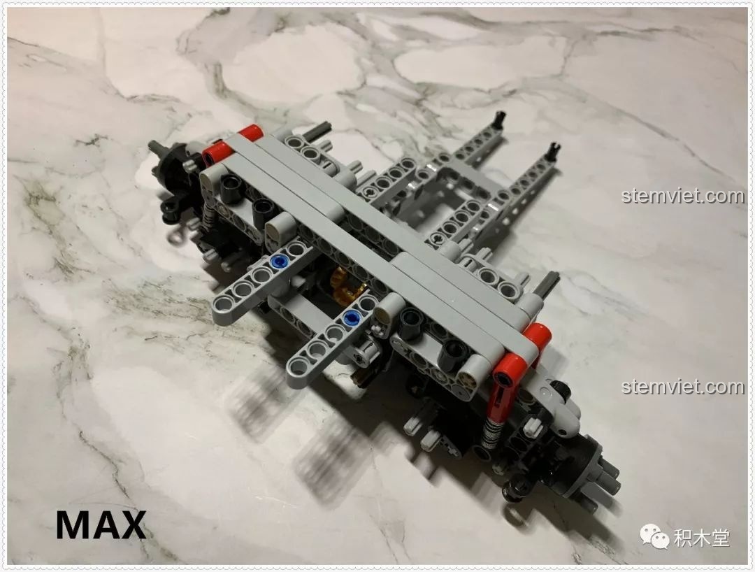 Khung gầm của bộ lắp ráp Qizhile 23010 Nissan GT-R đang dần hình thành, với các chi tiết cơ khí phức tạp.