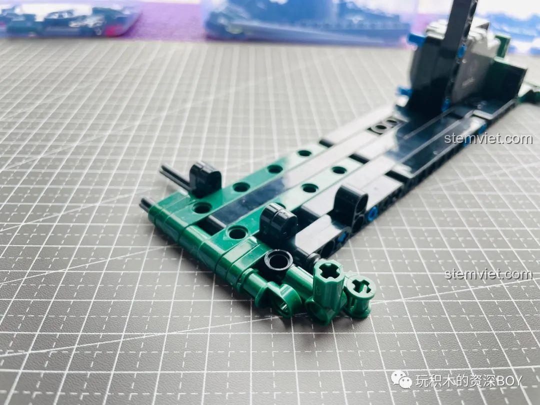 Khung gầm xe đang dần hoàn thiện với phần cản trước và động cơ đã được lắp đặt.