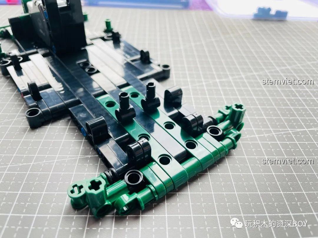 Góc nhìn ngang của khung gầm xe, thể hiện rõ cấu trúc Technic và vị trí động cơ.