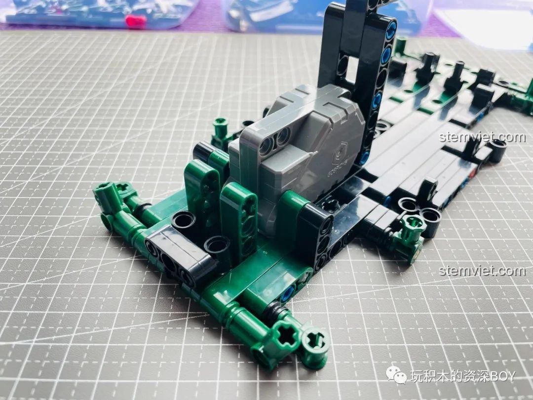 Góc nhìn từ trên xuống của khung gầm xe SY 8316 đã hoàn thiện cơ bản.