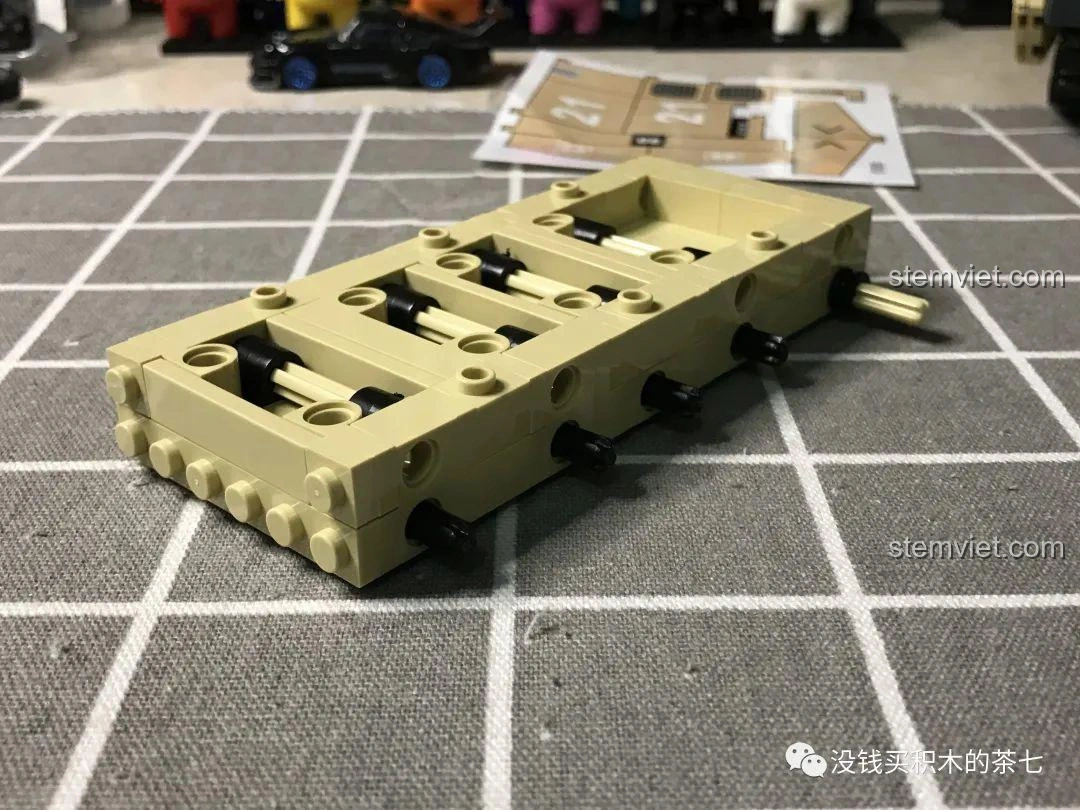 Khung gầm xe tăng Challenger 2 FV 4034 JIAZHI 0105 ở giai đoạn đầu lắp ráp, thể hiện hệ thống treo độc đáo.