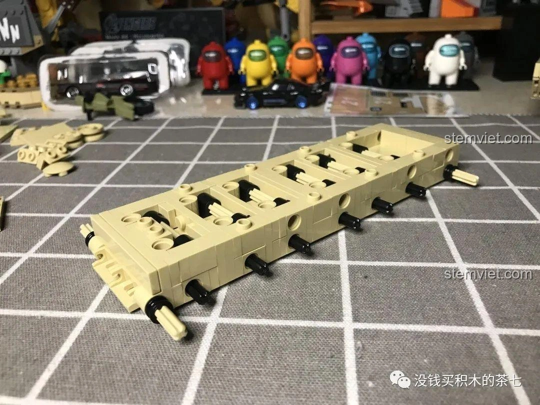 Khung gầm xe tăng Challenger 2 FV 4034 JIAZHI 0105 đã được lắp một phần, chuẩn bị cho các chi tiết tiếp theo.