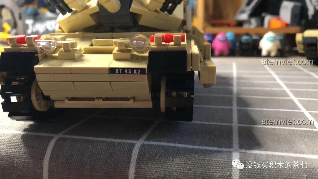 Khung gầm bộ đồ chơi Xe Tăng Challenger 2 FV 4034 JIAZHI 0105 đã hoàn thiện với bánh xích, sẵn sàng cho phần thân trên.