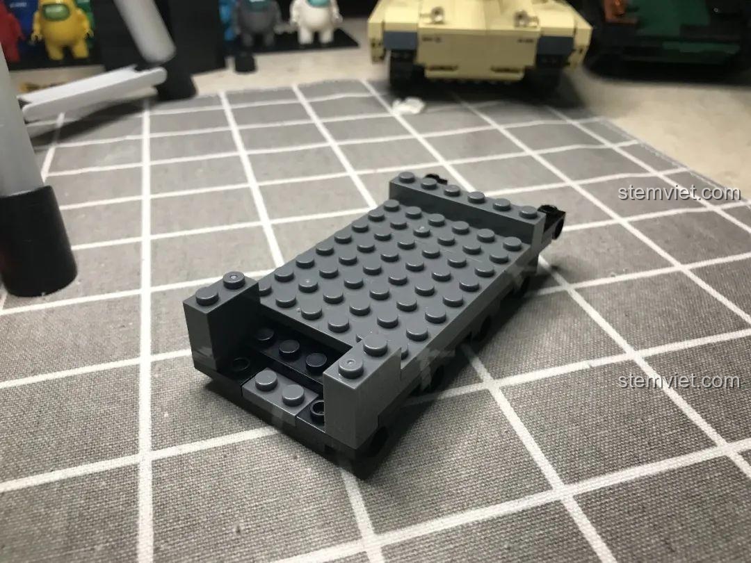 Khung gầm cơ bản của xe tăng diệt tăng Marder III Ausf.H JiaZhi 0107, được lắp ráp từ các khối gạch chắc chắn, là nền tảng cho mô hình.