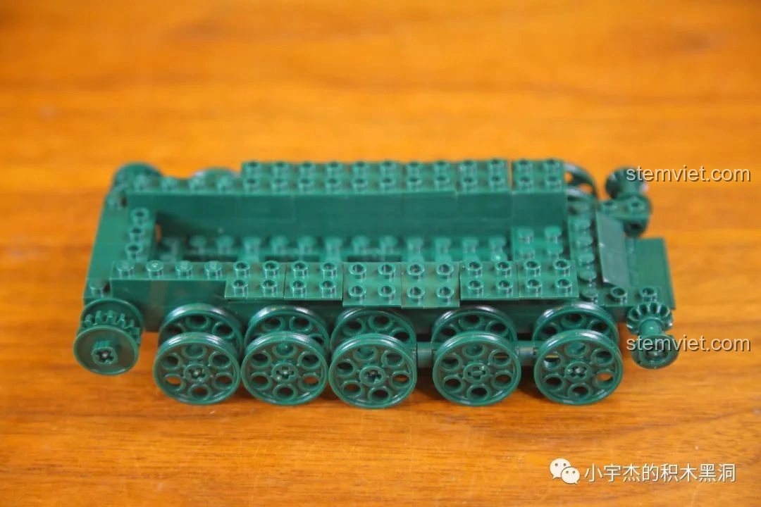 Khung gầm xe tăng 215 Sluban M38-B0982 đã hoàn thiện một phần, các bánh xe được lắp đặt.