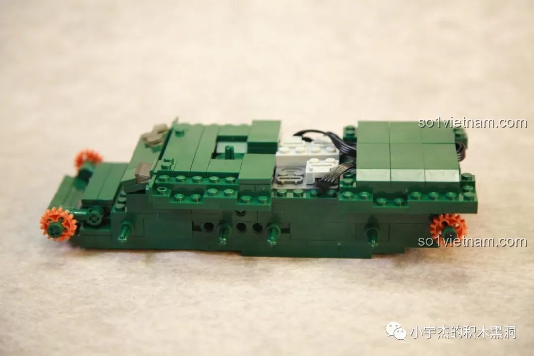 Khung gầm của xe tăng T-14 Armata đang dần thành hình với bộ động cơ đã được lắp đặt gọn gàng.