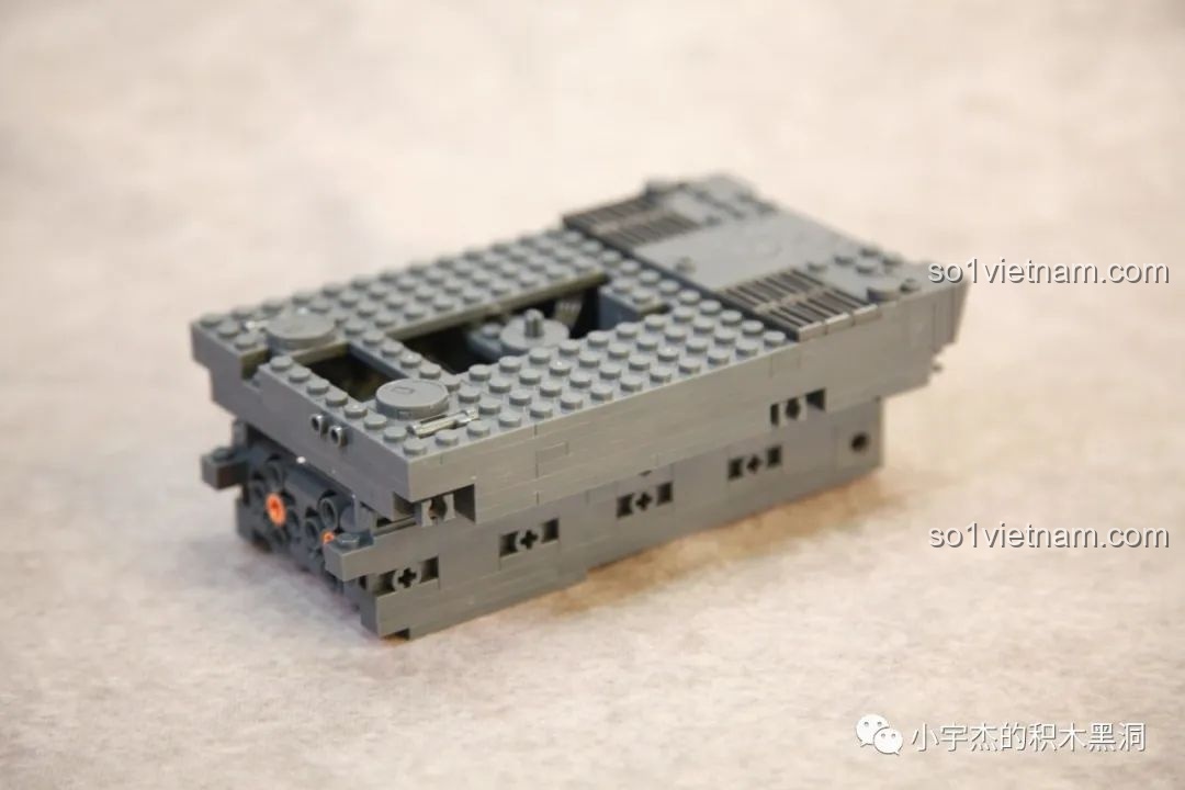 Phần khung gầm của xe tăng Tiger I Sluban M38-B0851 sau khi lắp ráp, với các động cơ được giấu gọn bên trong.