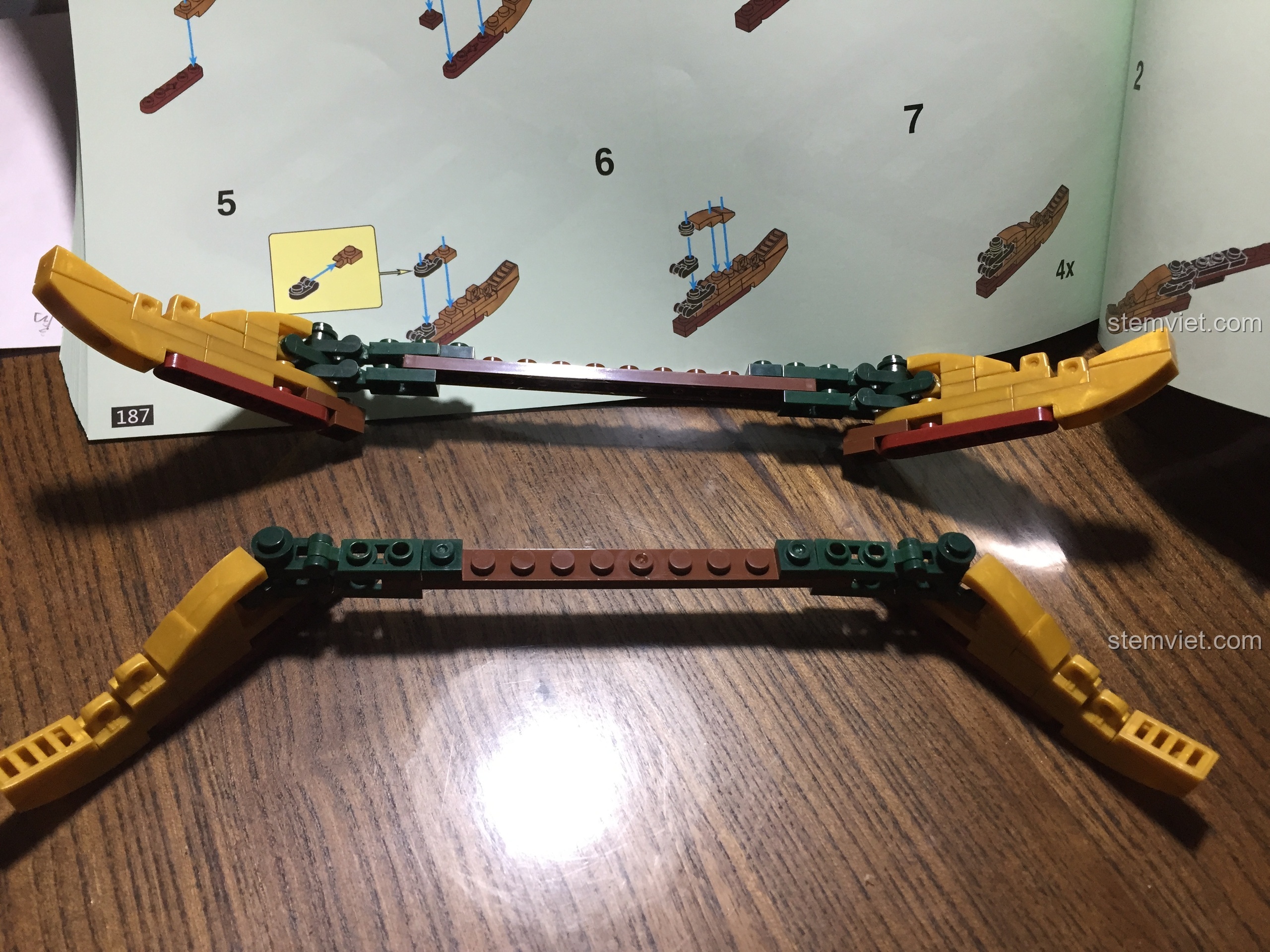 Khung kết cấu vì kèo của mái nhà đang được lắp ráp, một kỹ thuật xây dựng tiên tiến.