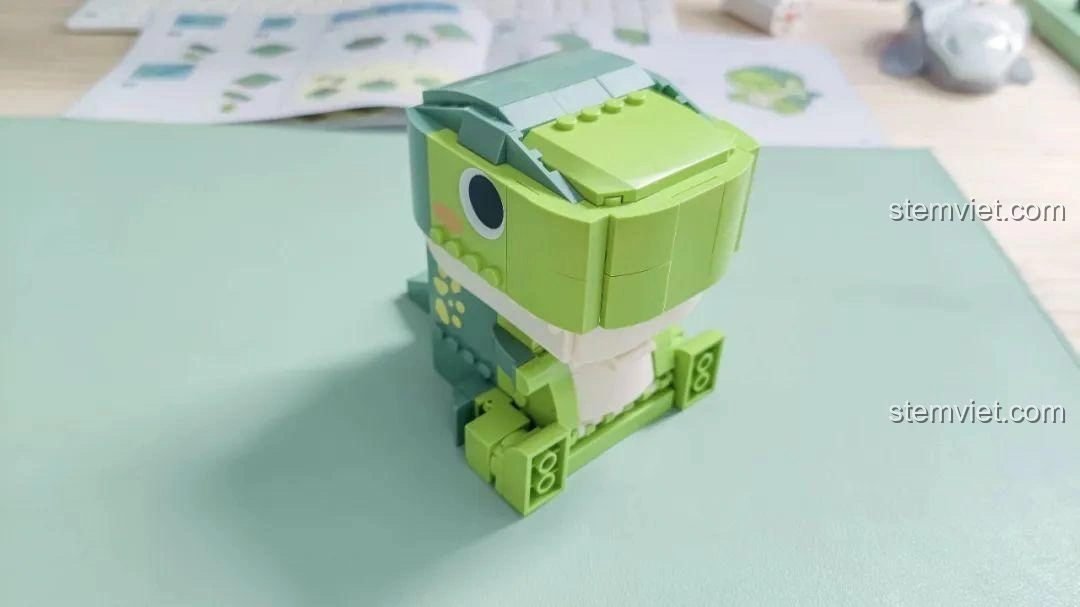 Góc nhìn chính diện của Khủng long T-Rex trong bộ JAKI JK5102 đã lắp xong phần đầu, trông rất ngộ nghĩnh.