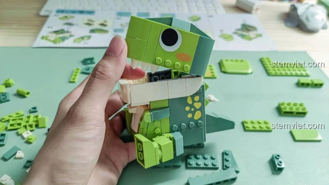 Khủng long T-Rex trong bộ JAKI JK5102 đã có đầu và thân, mô hình đang dần hoàn thiện.