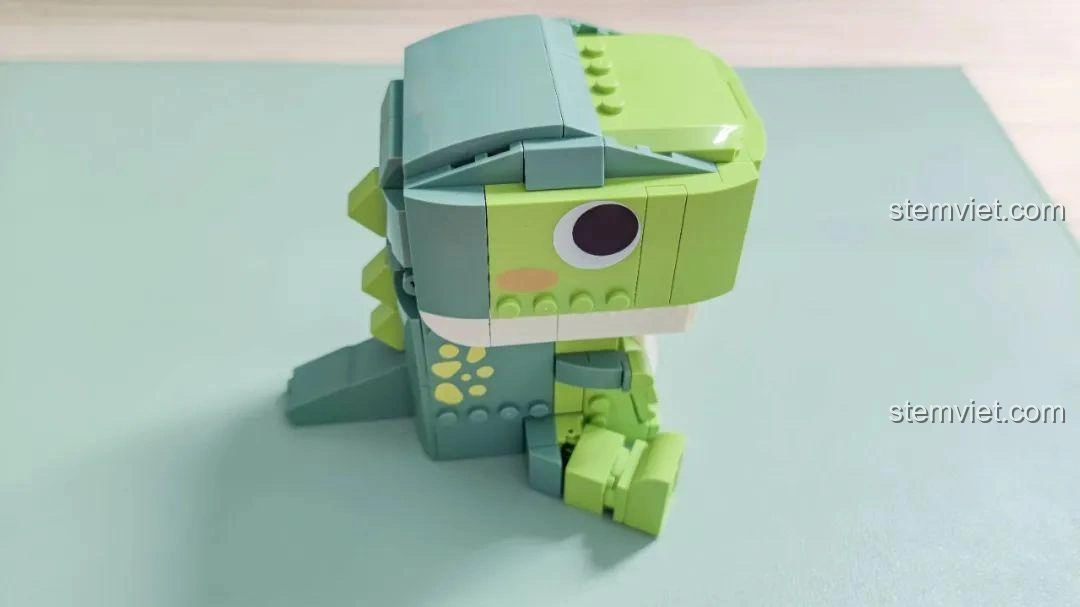 Khủng long T-Rex trong bộ JAKI JK5102 đóng miệng, sẵn sàng trưng bày như một vật trang trí đáng yêu.