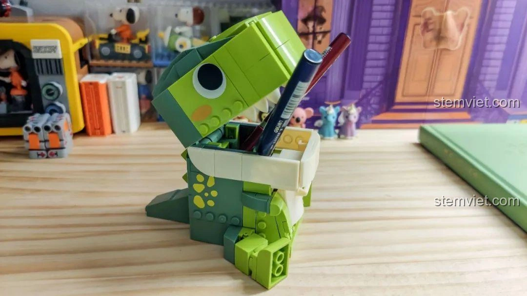 Khủng long T-Rex trong bộ JAKI JK5102 với một chú gấu Koala nhỏ trên đầu, minh họa khả năng trưng bày.