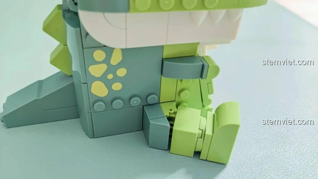 Góc nhìn nghiêng khác của Khủng long T-Rex hoàn chỉnh trong bộ JAKI JK5102, thể hiện chi tiết đuôi.