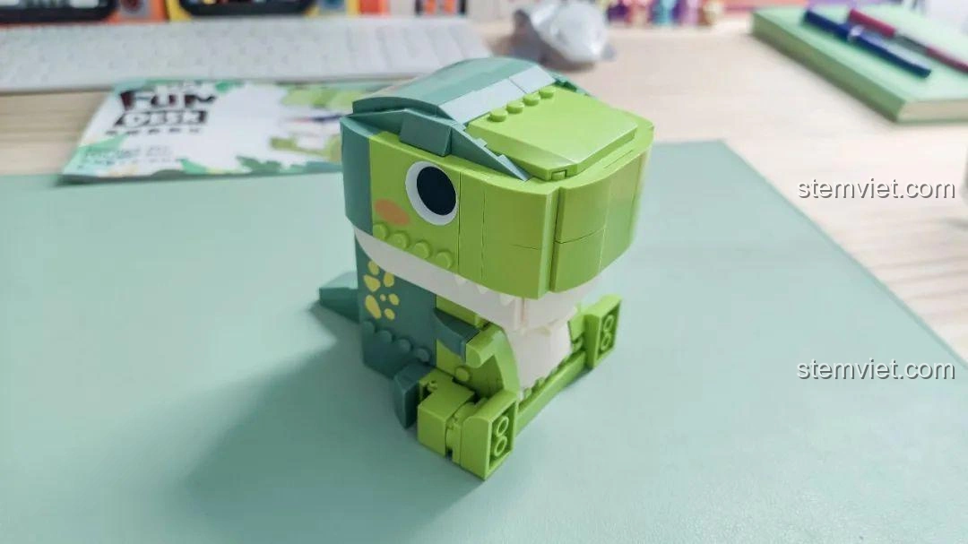 Góc nhìn nghiêng của Khủng long T-Rex trong bộ JAKI JK5102 đã hoàn thiện, thể hiện các chi tiết bên hông.