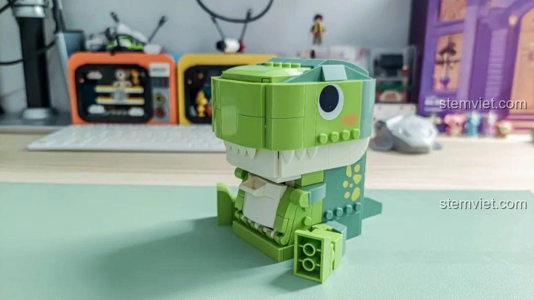 Khủng long T-Rex hoàn chỉnh trong bộ JAKI JK5102, góc nhìn từ phía sau, thể hiện các chi tiết lưng.