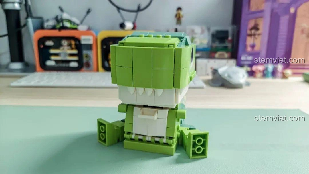 Khủng long T-Rex hoàn chỉnh trong bộ JAKI JK5102, góc nhìn từ phía trước, sẵn sàng trưng bày.