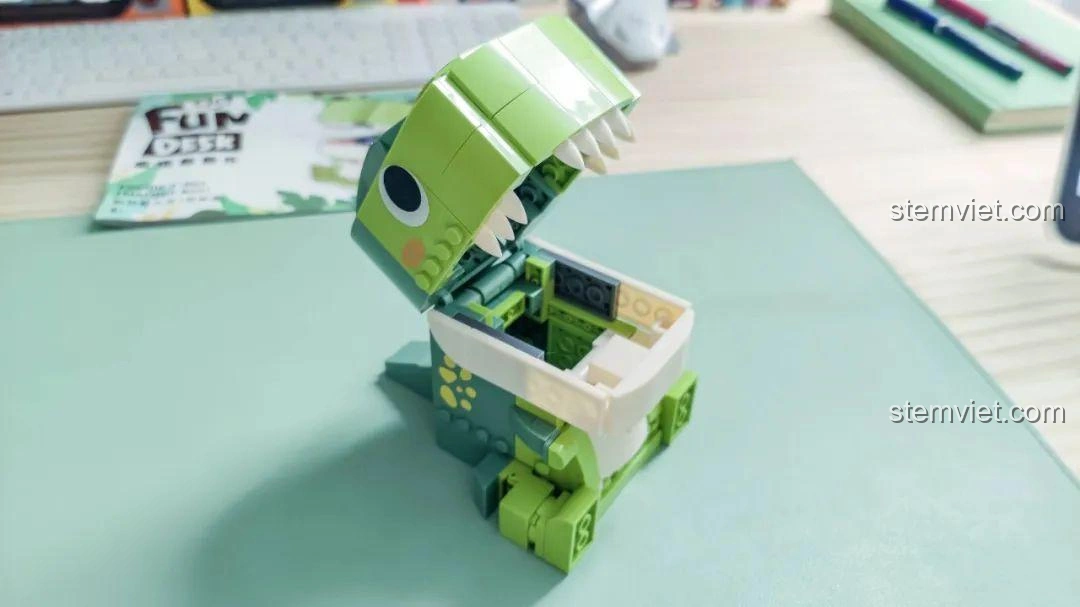 Khủng long T-Rex hoàn chỉnh từ góc nhìn khác trong bộ JAKI JK5102, sẵn sàng trưng bày.