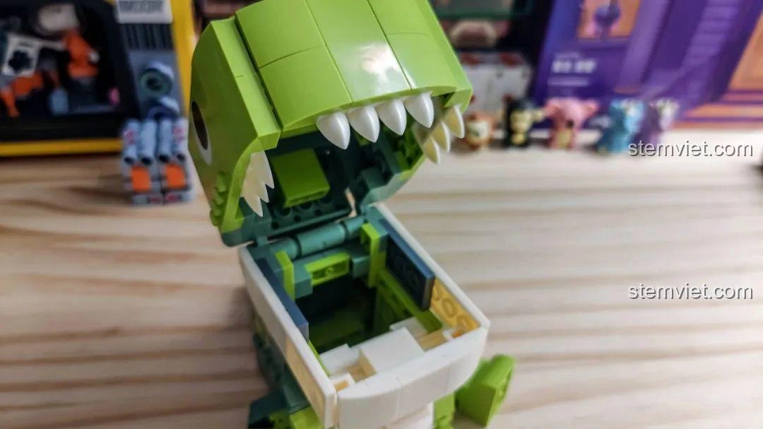 Góc nhìn nghiêng của Khủng long T-Rex trong bộ JAKI JK5102 với miệng mở, thể hiện khoang chứa đồ.