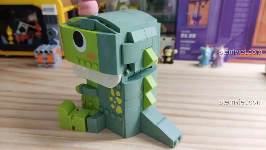 Khủng long T-Rex trong bộ JAKI JK5102 đặt trên bàn, sẵn sàng trưng bày như một vật trang trí đẹp mắt.