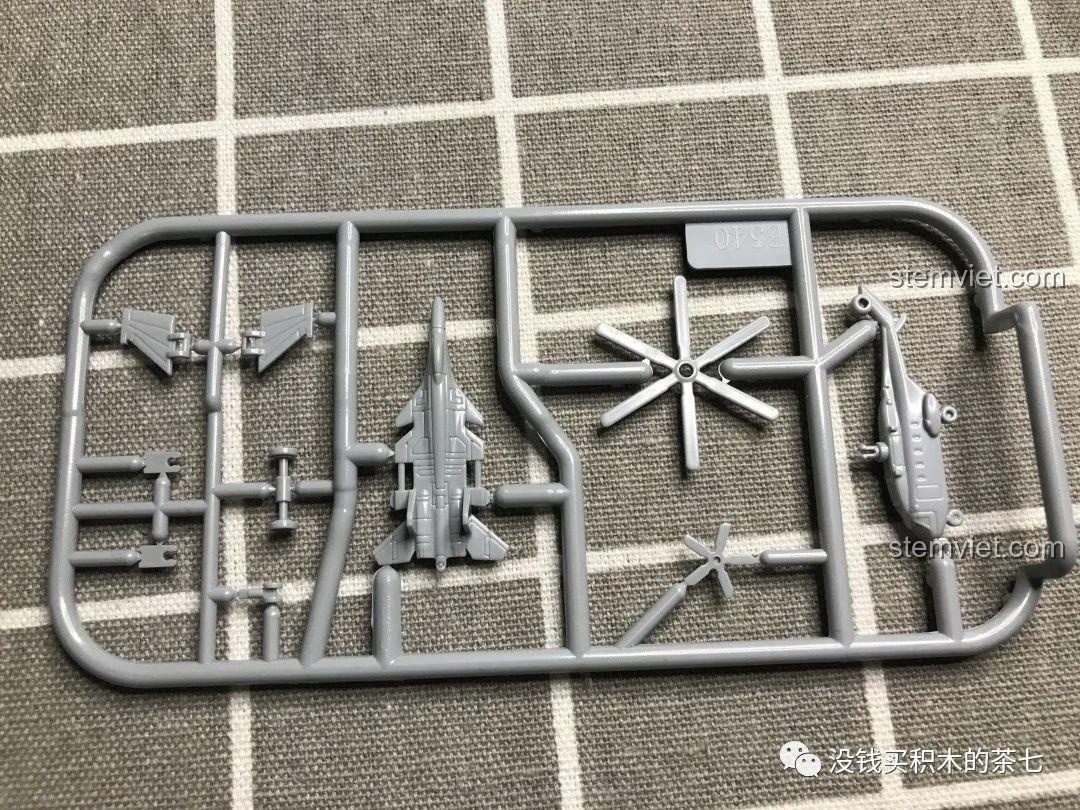 Khung nhựa chứa các chi tiết máy bay chiến đấu J-15 và trực thăng Zhi-8 mini đi kèm mô hình tàu sân bay Liêu Ninh 1562.